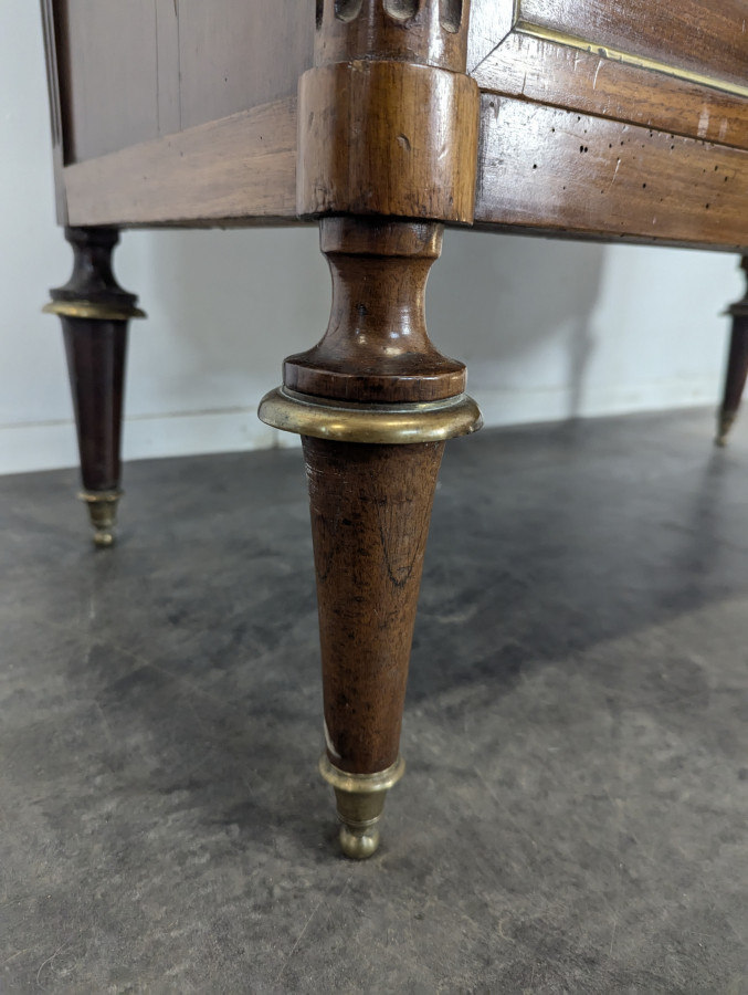 Commode de style Louis XVI en Acajou coiffé d'un marbre à galerie de laiton