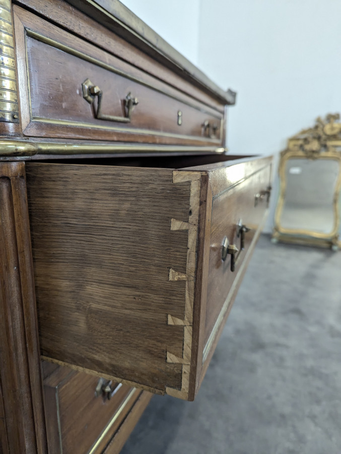 Commode de style Louis XVI en Acajou coiffé d'un marbre à galerie de laiton