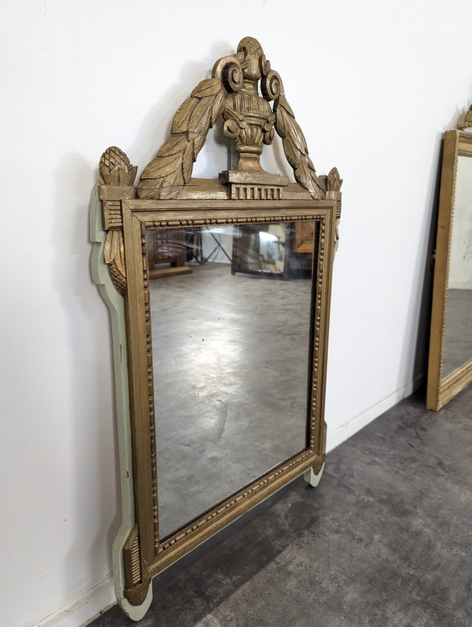 Miroir de style Louis XVI avec fronton de lauriers