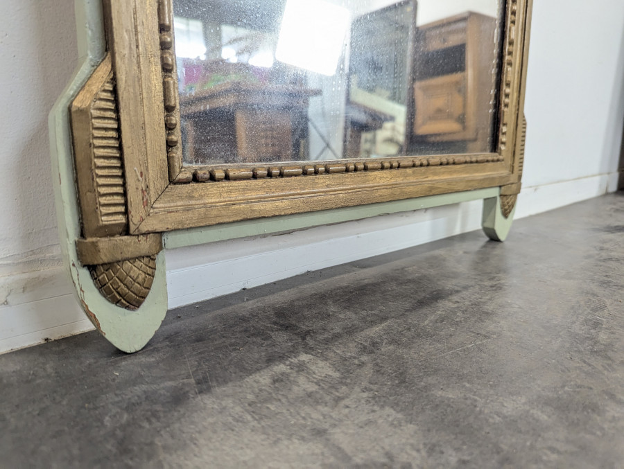Miroir de style Louis XVI avec fronton de lauriers