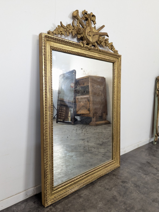 Miroir de style Louis XVI à fronton aux attributs des arts