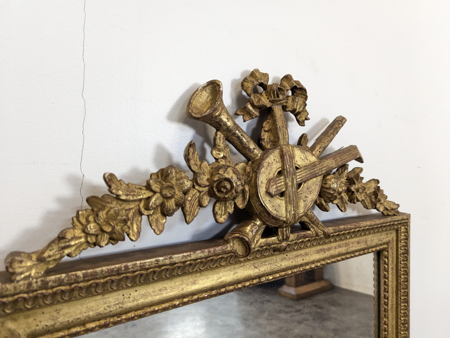 Miroir de style Louis XVI à fronton aux attributs des arts