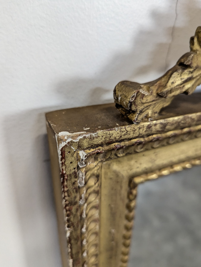 Miroir de style Louis XVI à fronton aux attributs des arts