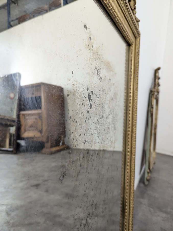 Miroir de style Louis XVI à fronton aux attributs des arts