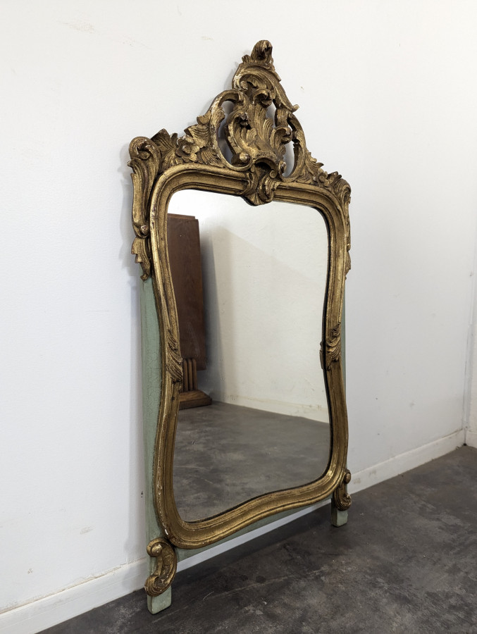 Miroir de style Régence à fronton en bois doré