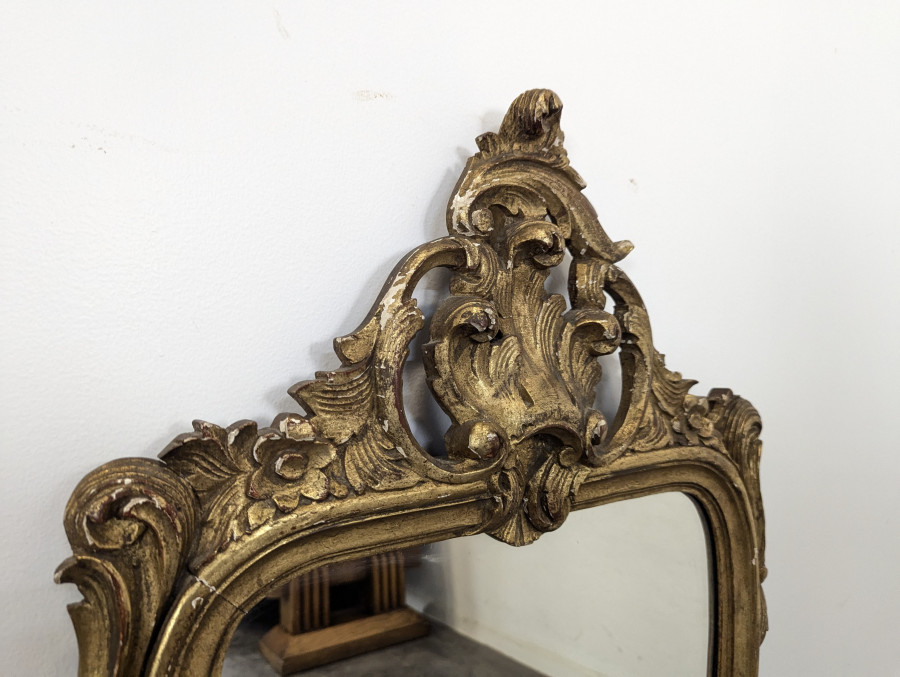 Miroir de style Régence à fronton en bois doré