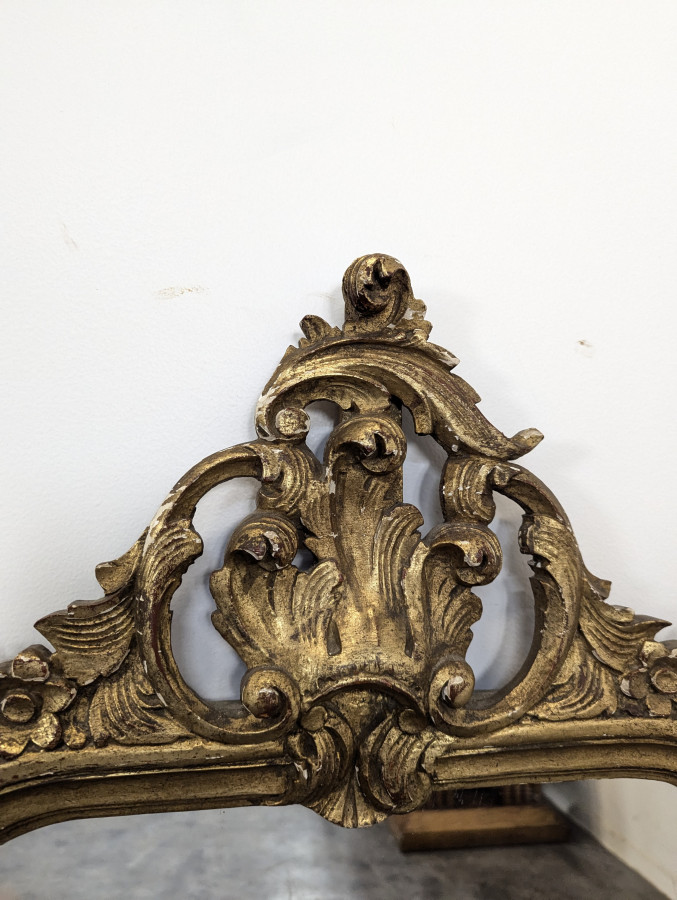 Miroir de style Régence à fronton en bois doré