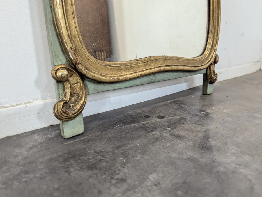 Miroir de style Régence à fronton en bois doré
