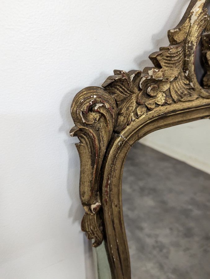 Miroir de style Régence à fronton en bois doré