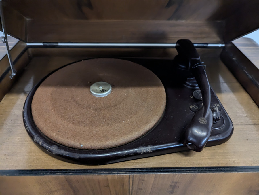 Poste radio tourne disque des années 40