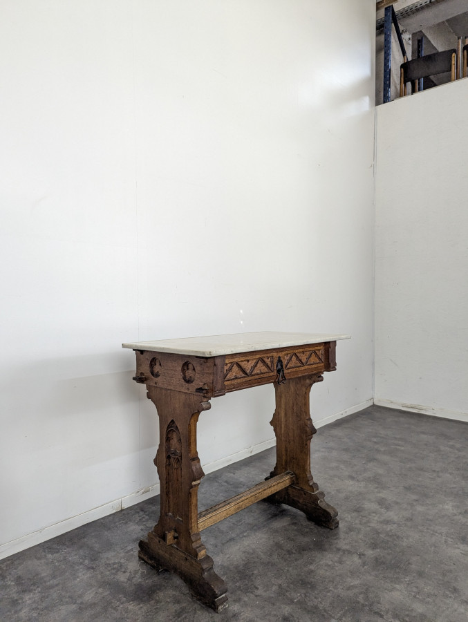 Table d'appoint de style Gothique coiffé d'un marbre Carrare