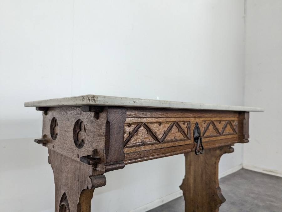 Table d'appoint de style Gothique coiffé d'un marbre Carrare