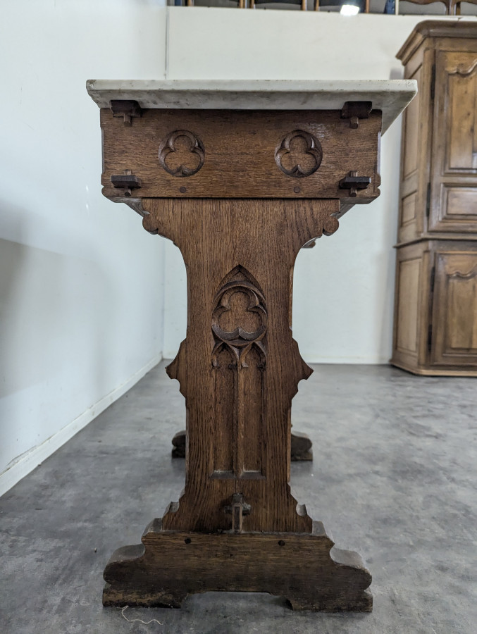 Table d'appoint de style Gothique coiffé d'un marbre Carrare