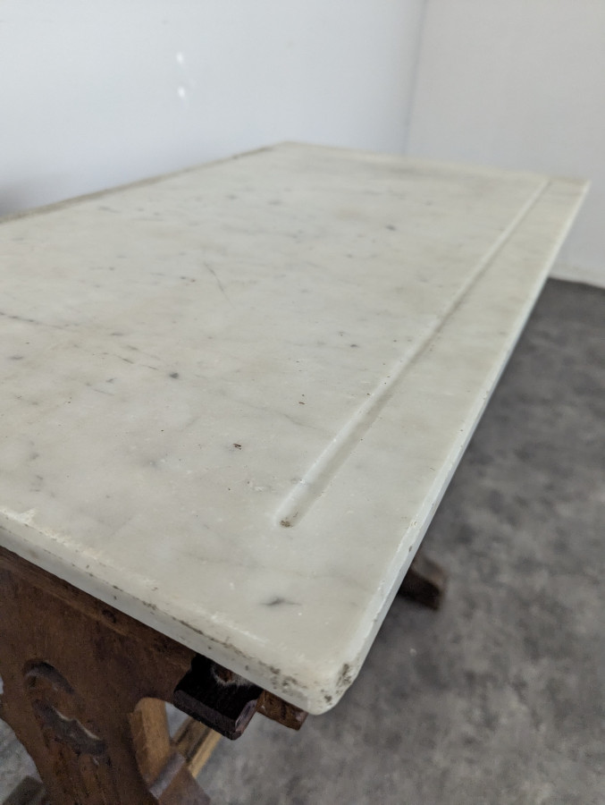 Table d'appoint de style Gothique coiffé d'un marbre Carrare