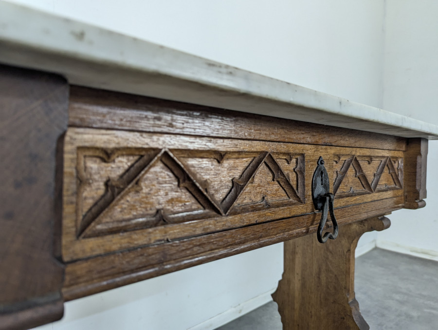 Table d'appoint de style Gothique coiffé d'un marbre Carrare