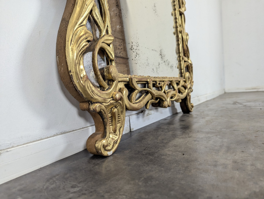 Miroir en bois doré à pareclose de style régence fin XIXeme
