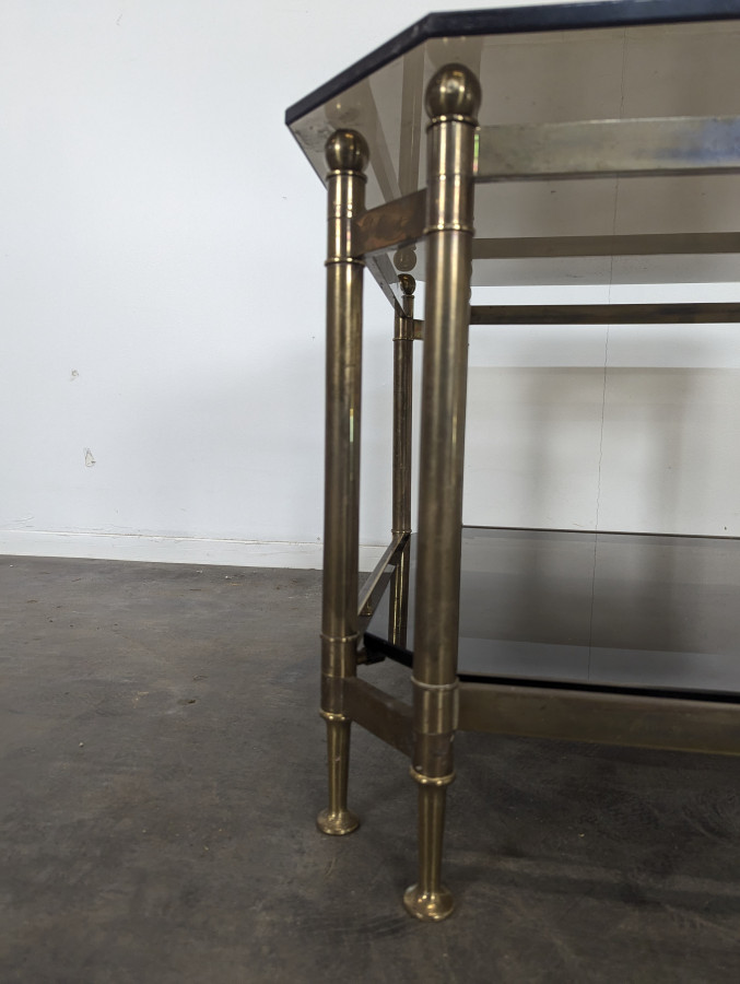 Table basse en laiton et verre fumé années 80