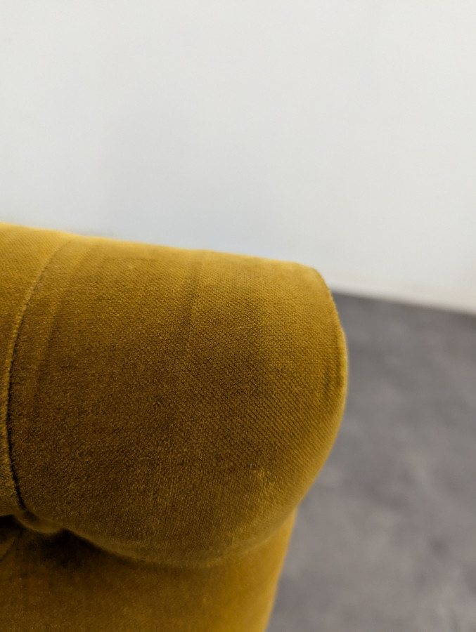 Canapé en velour couleur Safran