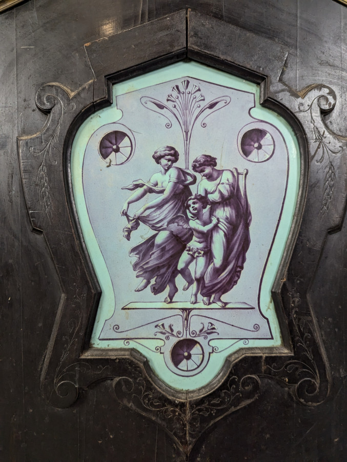 Vitrine époque Napoléon III avec plaque de porcelaine