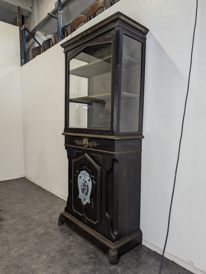Vitrine époque Napoléon III avec plaque de porcelaine