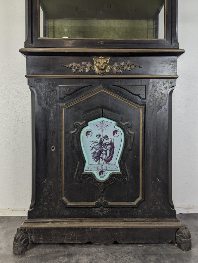 Vitrine époque Napoléon III avec plaque de porcelaine