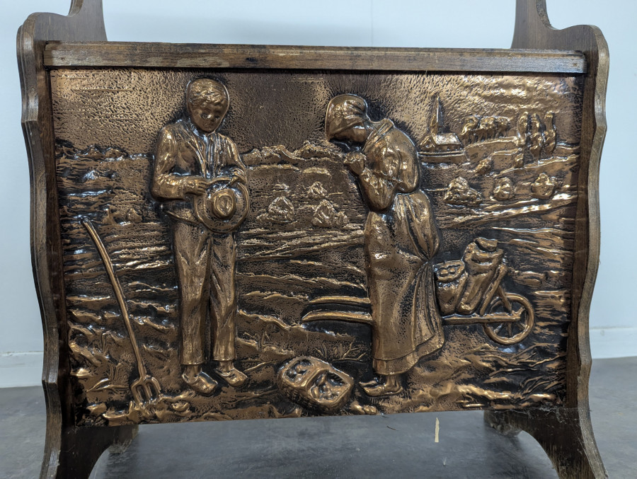 Porte journaux breton en cuivre repoussé