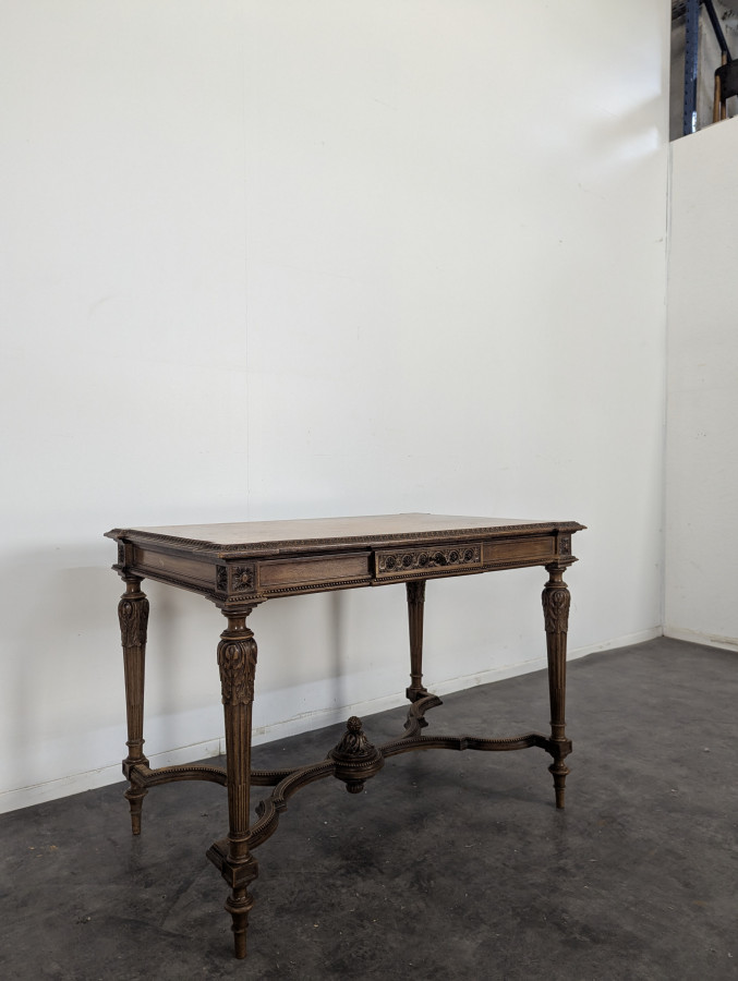 Table de milieu de style Louis XVI en noyer