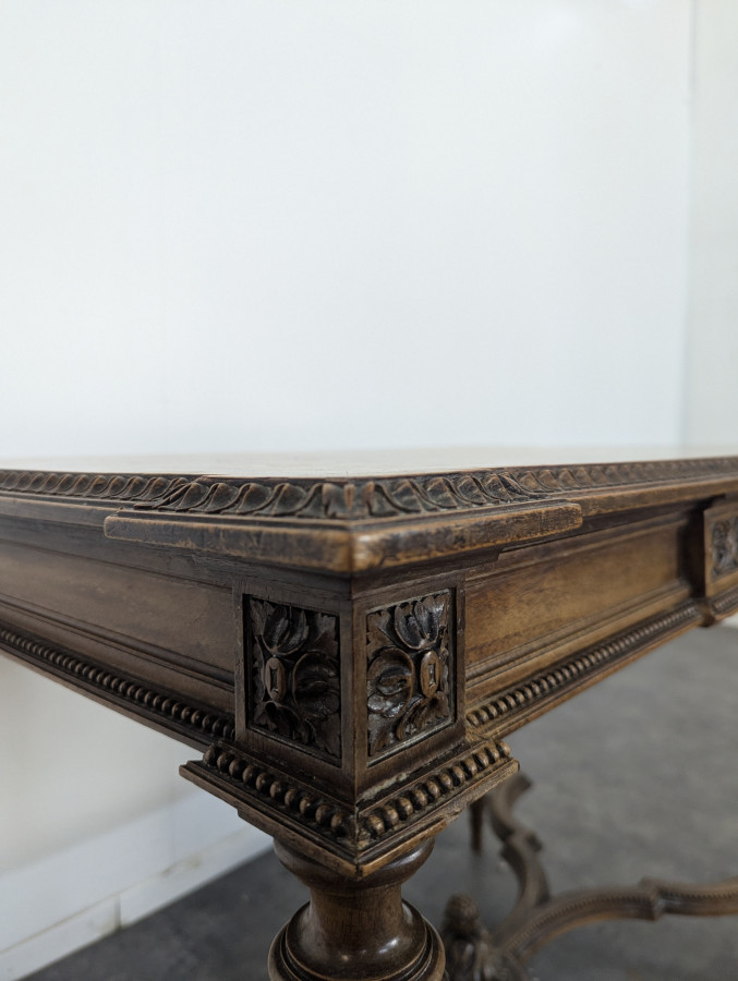 Table de milieu de style Louis XVI en noyer