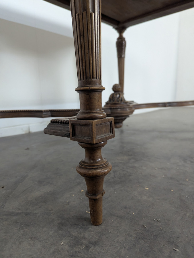 Table de milieu de style Louis XVI en noyer
