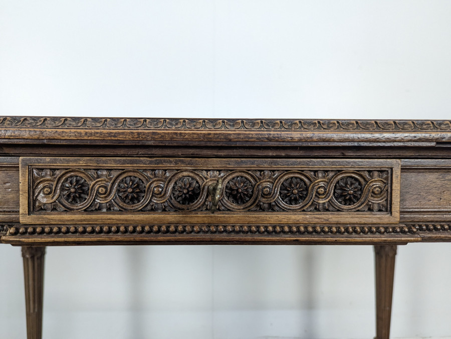 Table de milieu de style Louis XVI en noyer