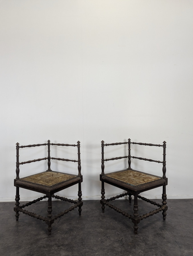 Tabouret de coin avec tapisserie aux petits points