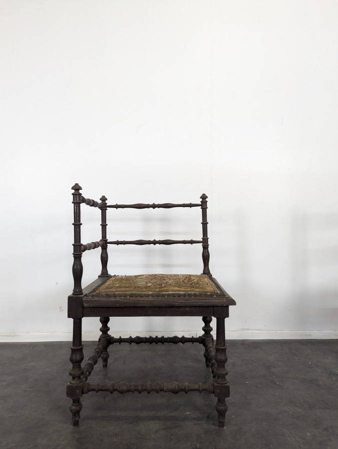 Tabouret de coin avec tapisserie aux petits points