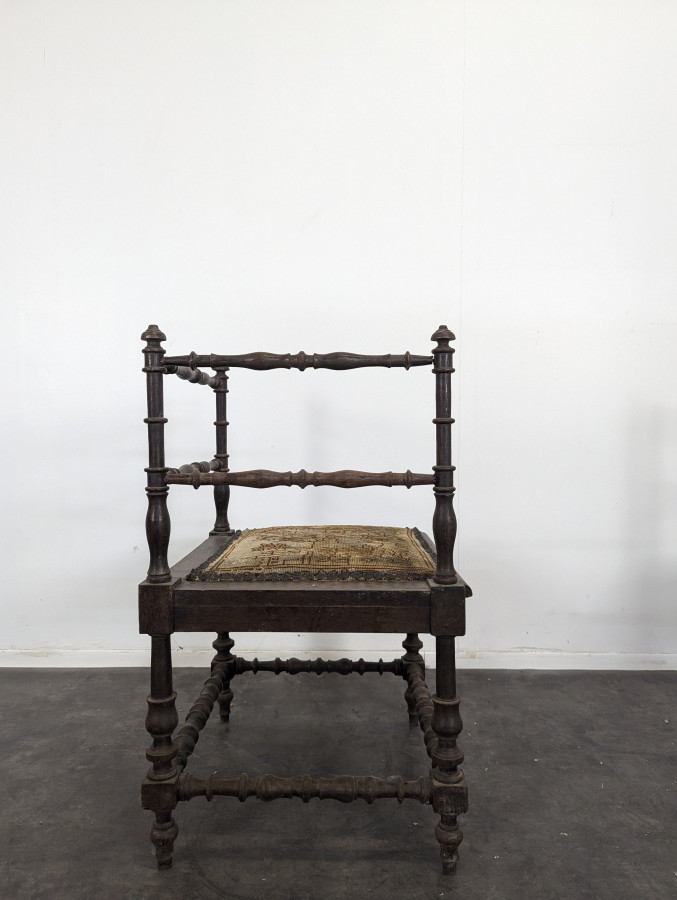Tabouret de coin avec tapisserie aux petits points