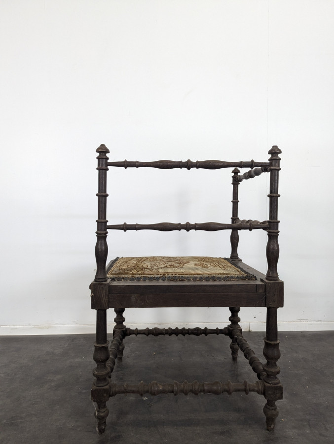Tabouret de coin avec tapisserie aux petits points