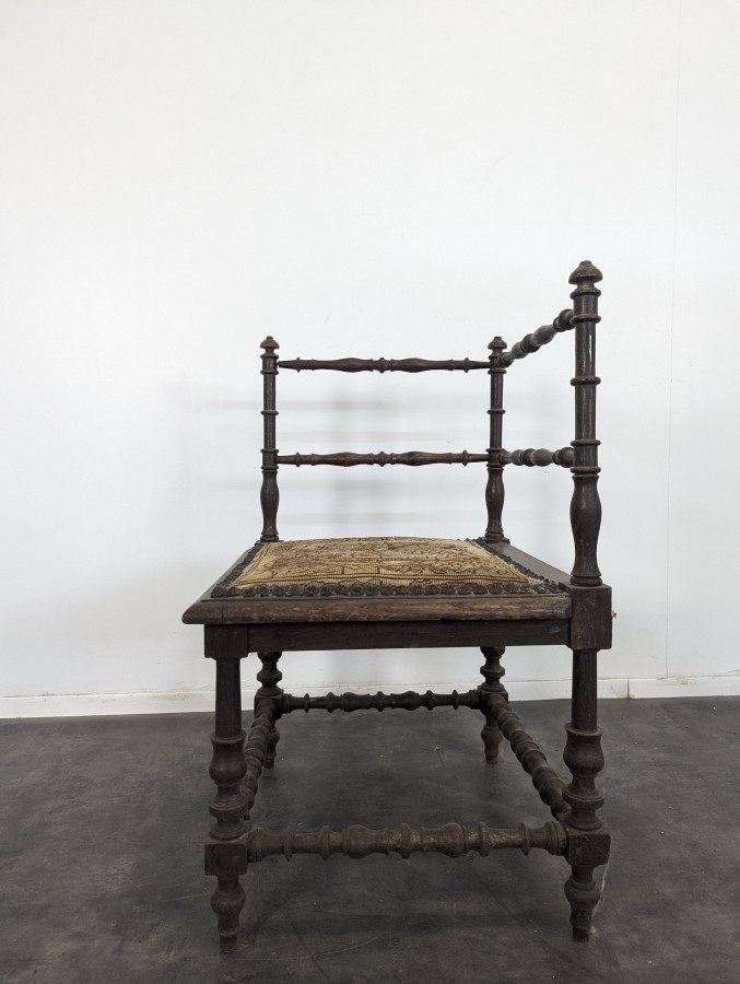 Tabouret de coin avec tapisserie aux petits points