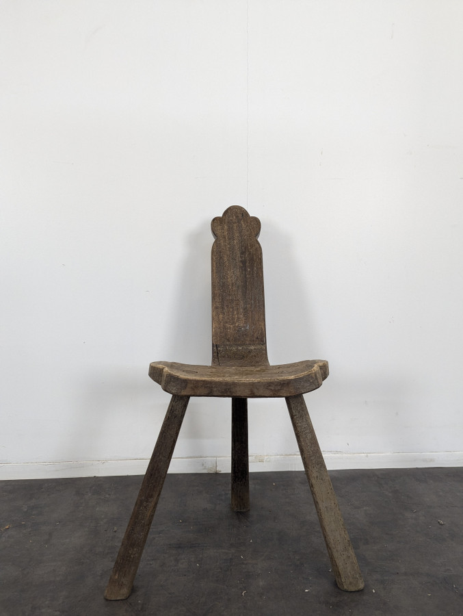 Chaise tripode brustaliste