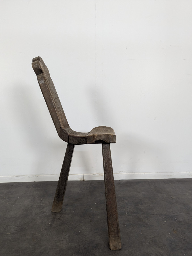 Chaise tripode brustaliste