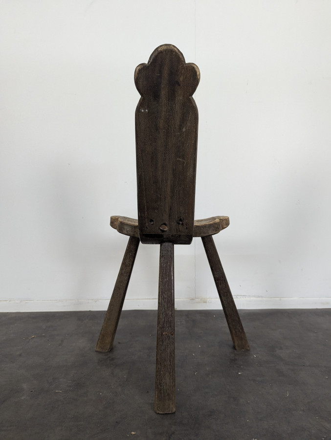 Chaise tripode brustaliste