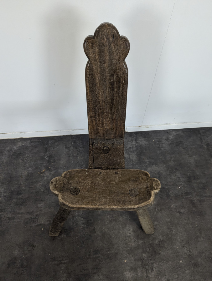 Chaise tripode brustaliste