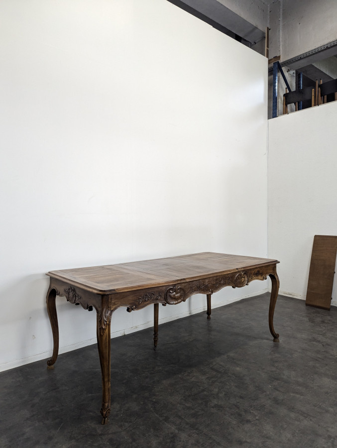 Table à allonge en Noyer de style Louis XV
