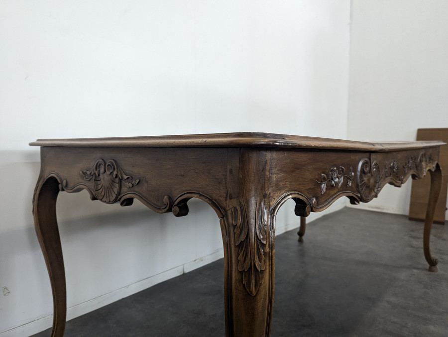 Table à allonge en Noyer de style Louis XV