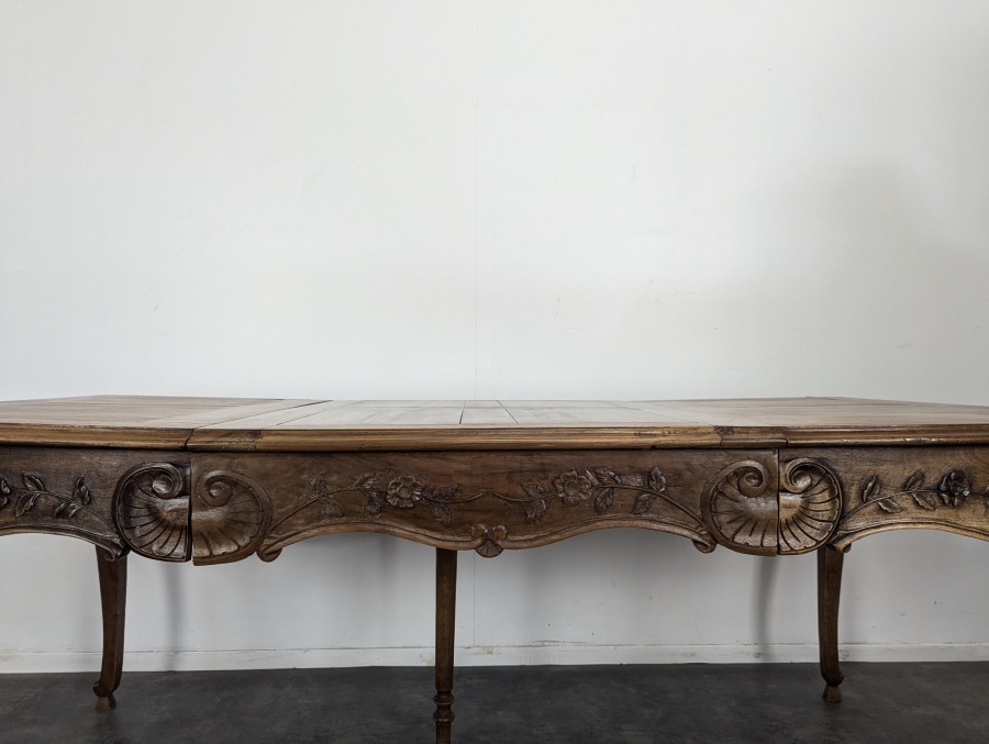 Table à allonge en Noyer de style Louis XV
