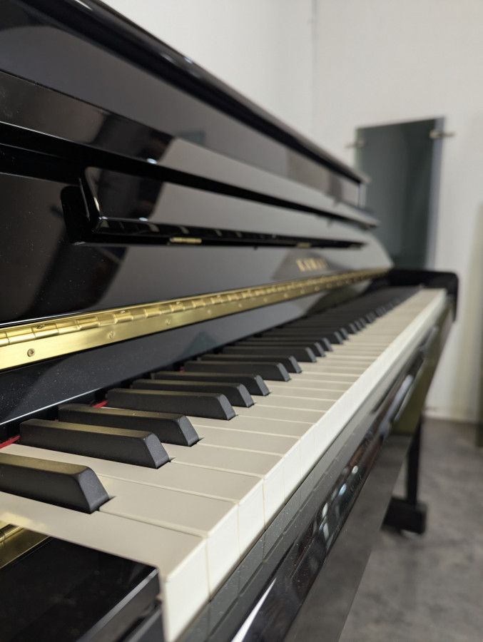 Piano droit Kawai C9S et Ottoman laqué noir
