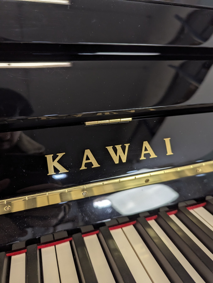 Piano droit Kawai C9S et Ottoman laqué noir