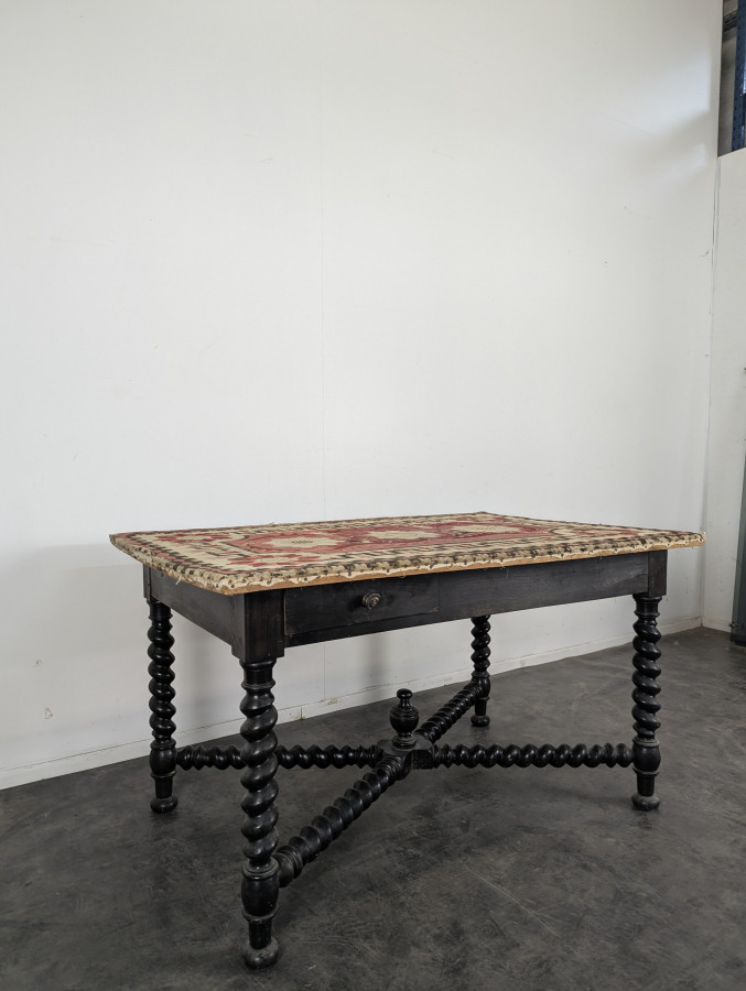 Table de style Louis XIII en bois noirci et tapisserie