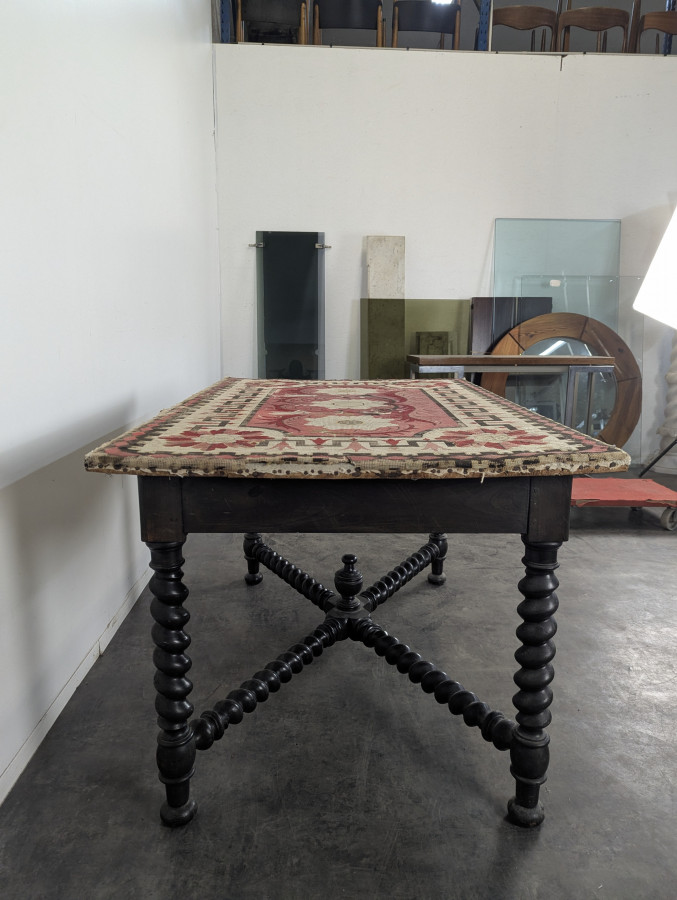 Table de style Louis XIII en bois noirci et tapisserie
