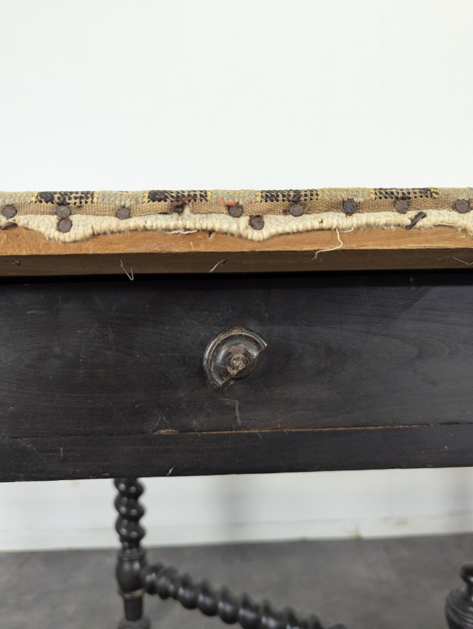 Table de style Louis XIII en bois noirci et tapisserie