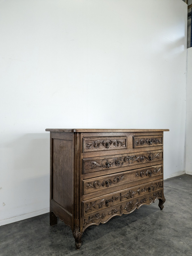 Commode sculptée néo rustique de style Normand