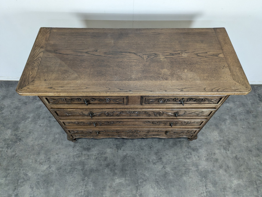 Commode sculptée néo rustique de style Normand