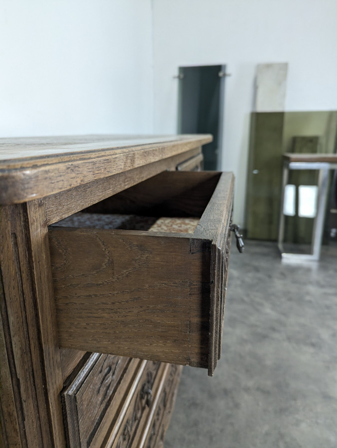 Commode sculptée néo rustique de style Normand